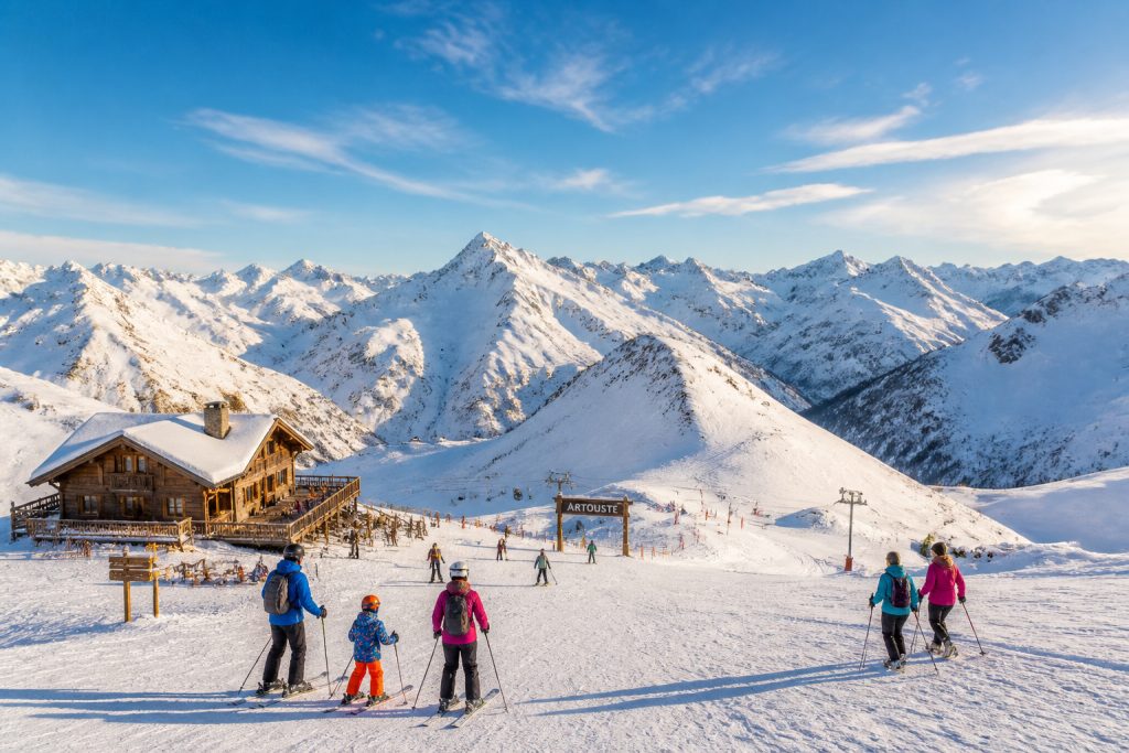 Station de ski dartouste pyrenees enneigees