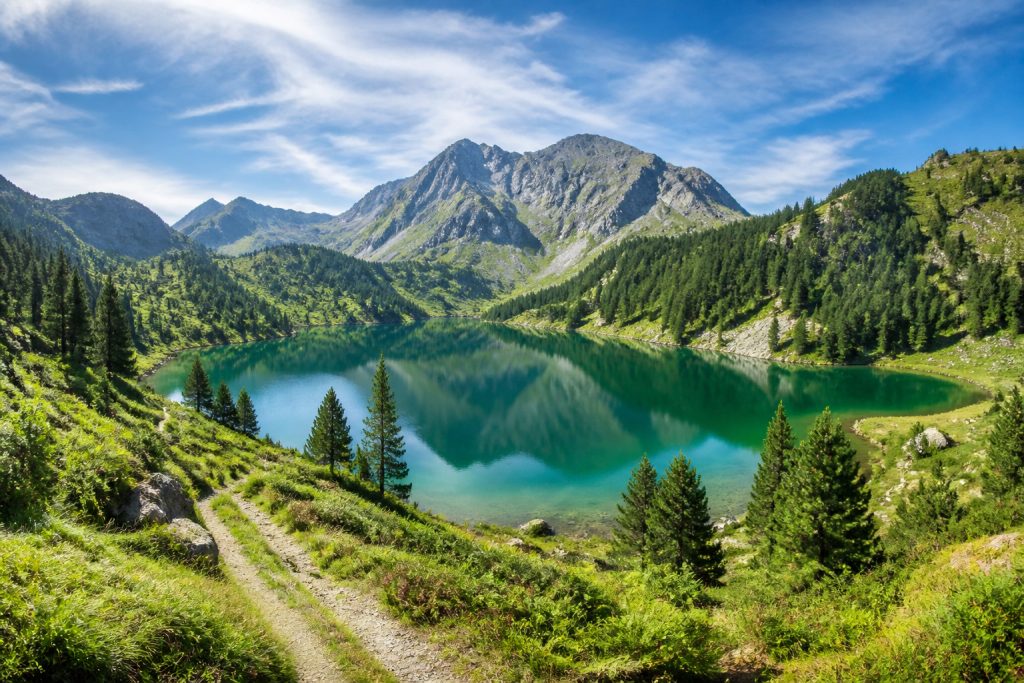 Etang de bethmale joyau demeraude dans les pyrenees