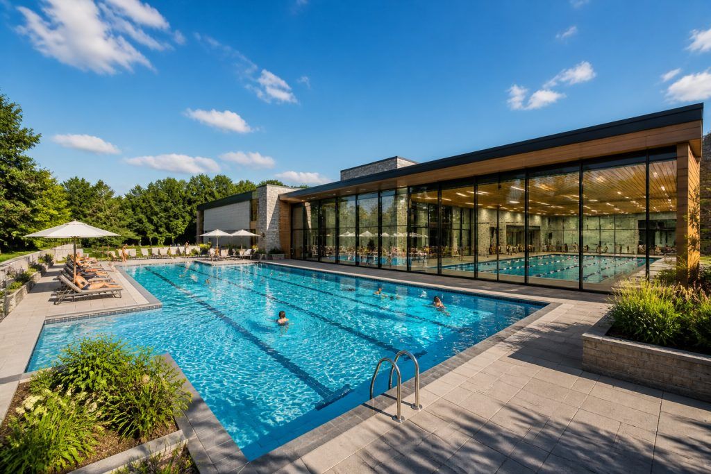 Centre aquatique moderne sous le soleil