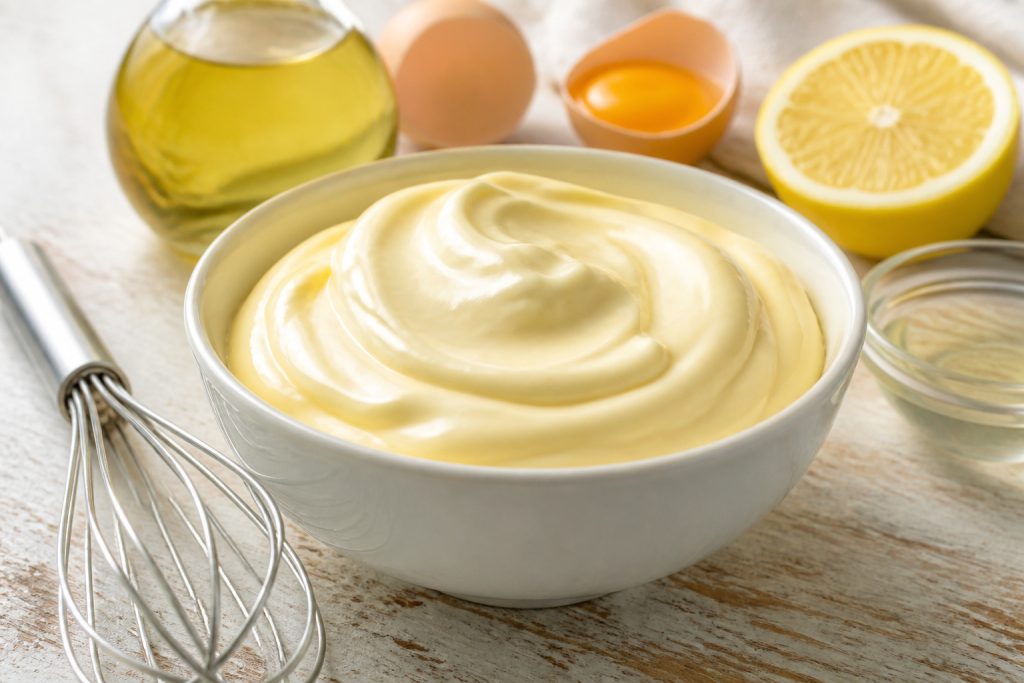 Mayonnaise maison cremeuse et ses ingredients