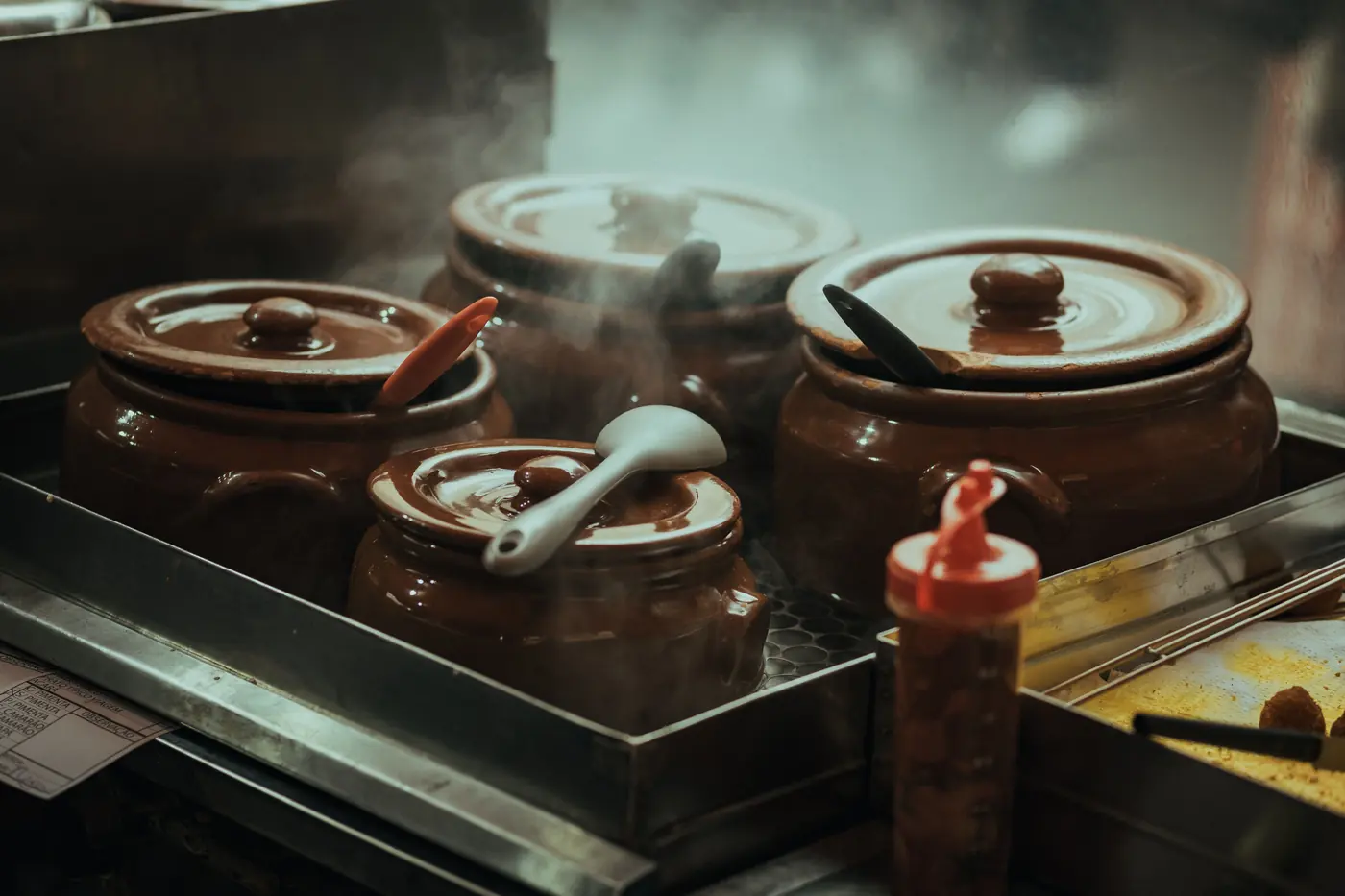 Bouillon qui frémit dans une marmite