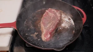Saisir une viande sans qu’elle bouille dans la poêle
