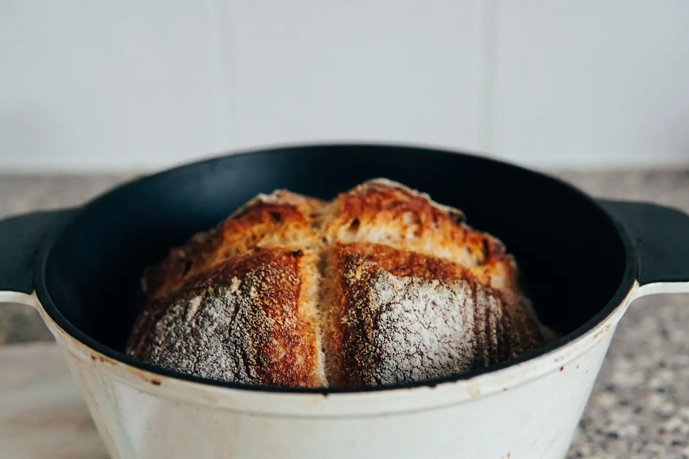 Cocotte en fonte sur le feu