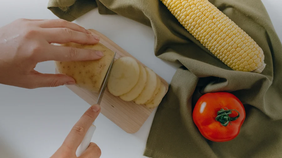 Tranches de pommes de terre en couches dans un plat