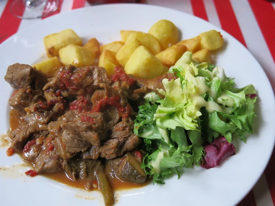 Ragoût de veau aux piments verts dans une cocotte