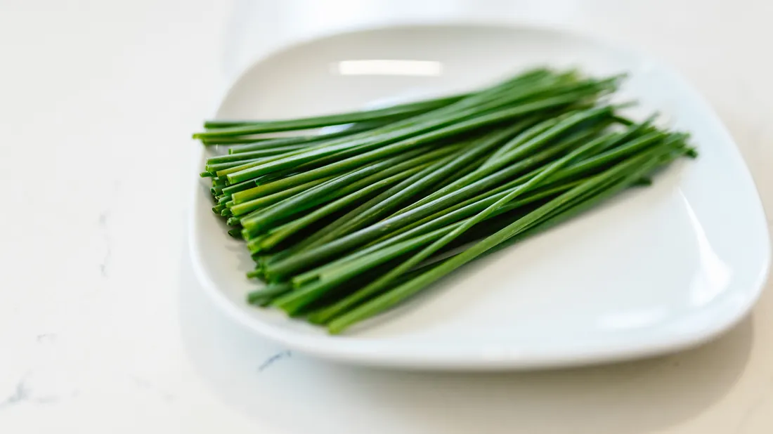 Bouquet d'herbes aromatiques fraîches posé sur un plan de travail