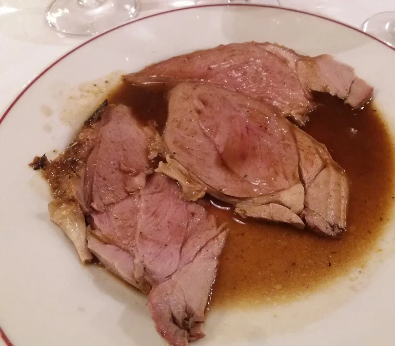 Tranches de gigot d’agneau rôti servies avec leur jus de cuisson