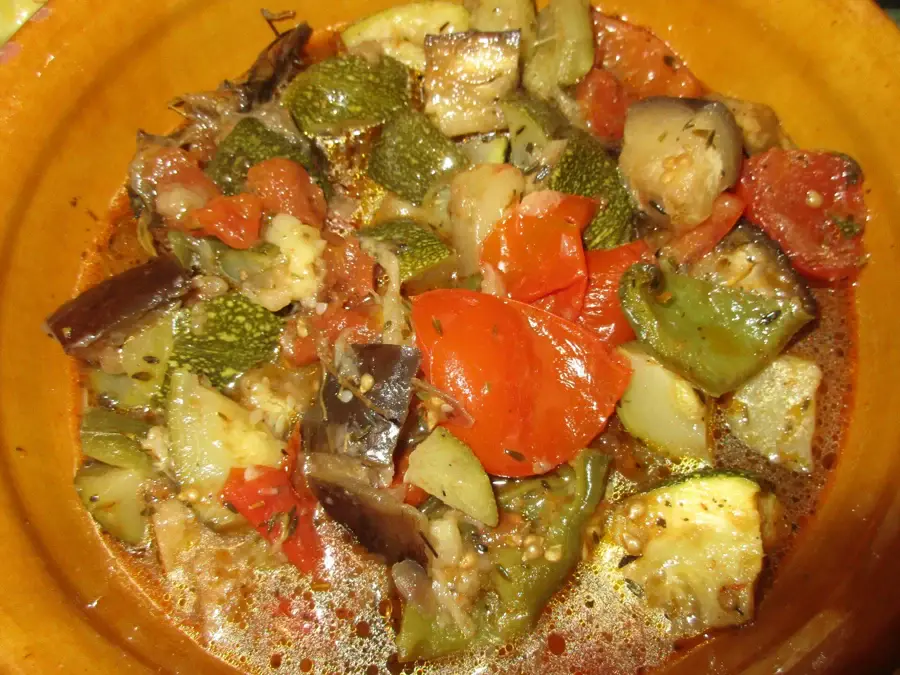 Ratatouille de courgettes, aubergines, tomates et poivrons dans un plat en terre