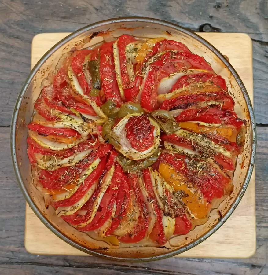 Tarte d’été aux courgettes et aux tomates, tranches disposées en rosace