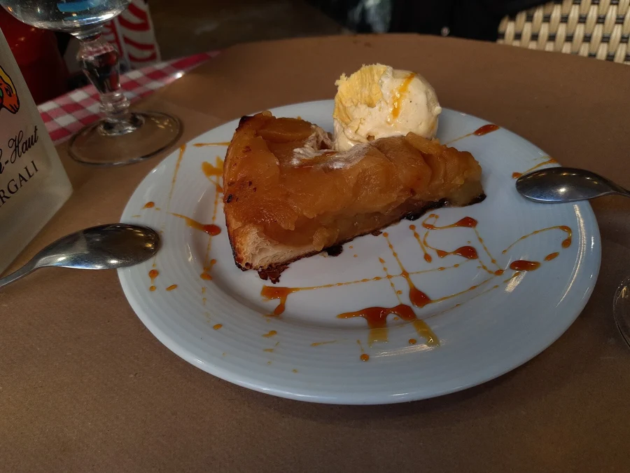 Part de tarte Tatin retournée, pommes caramélisées et boule de glace à la vanille