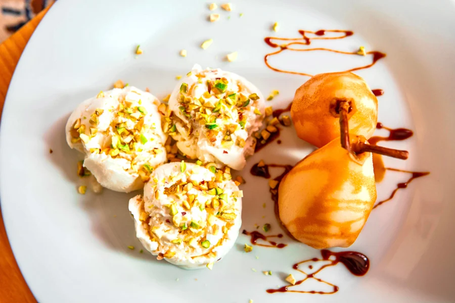 Poires pochées servies en dessert